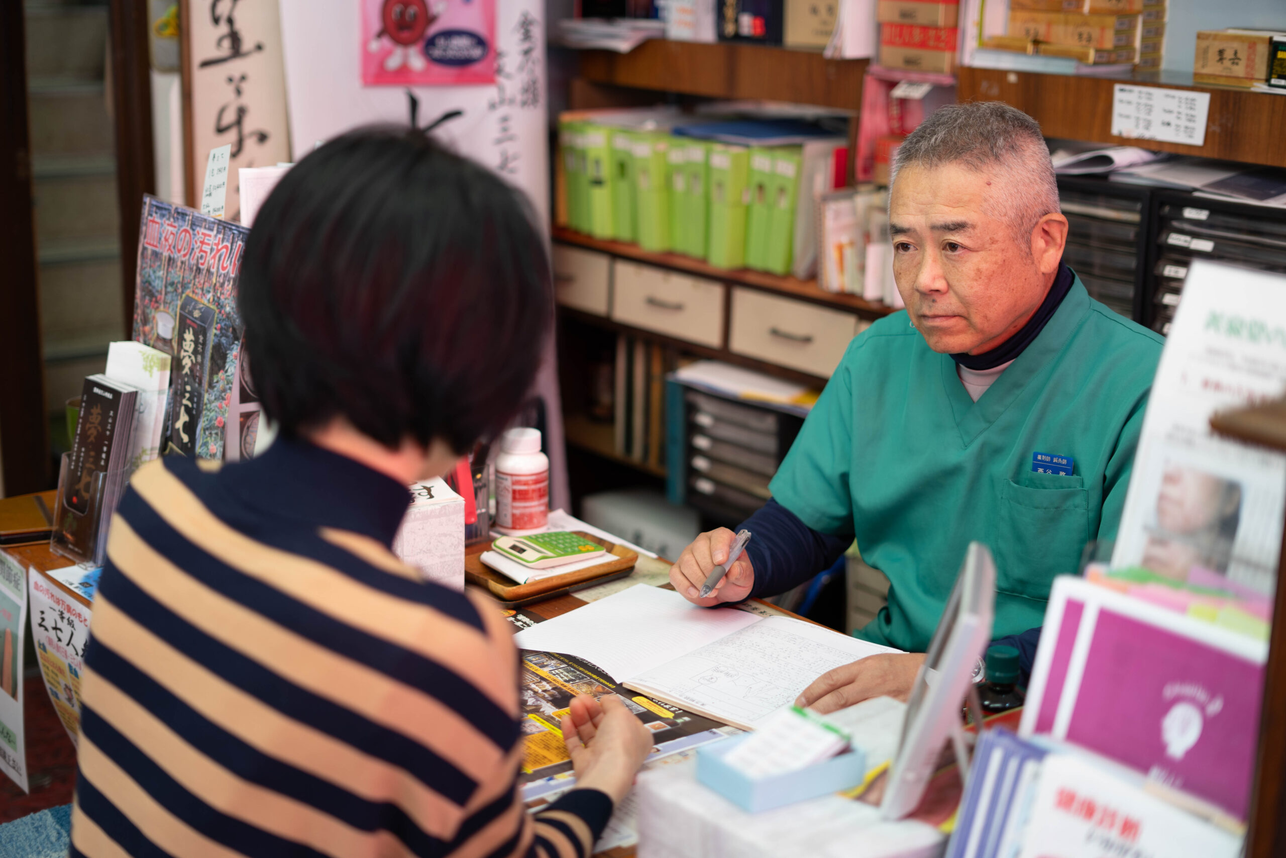真剣にお客様の話を聞くスタッフ