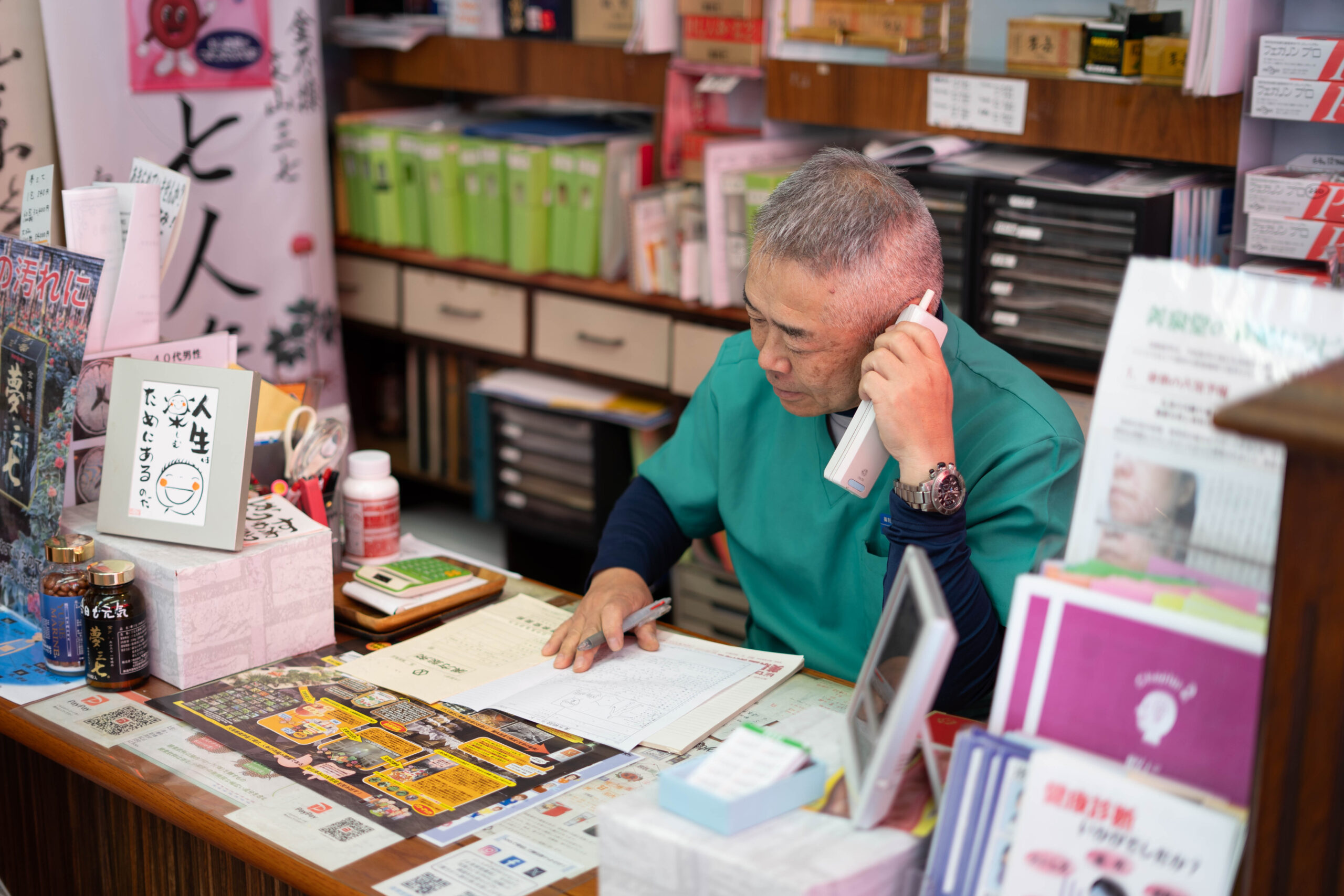 お客様に電話で連絡をとるスタッフ