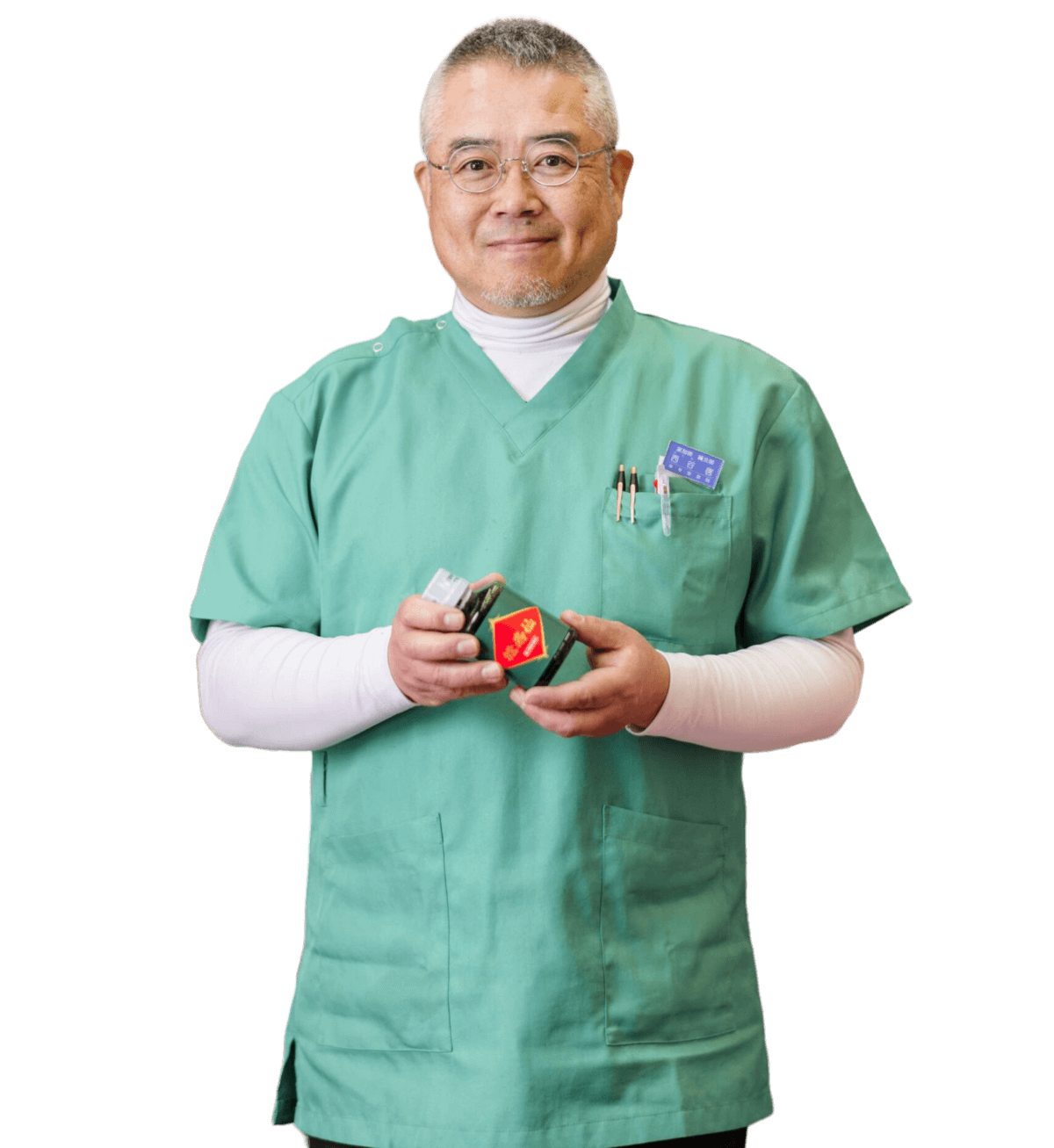商品を持つ薬剤師の画像