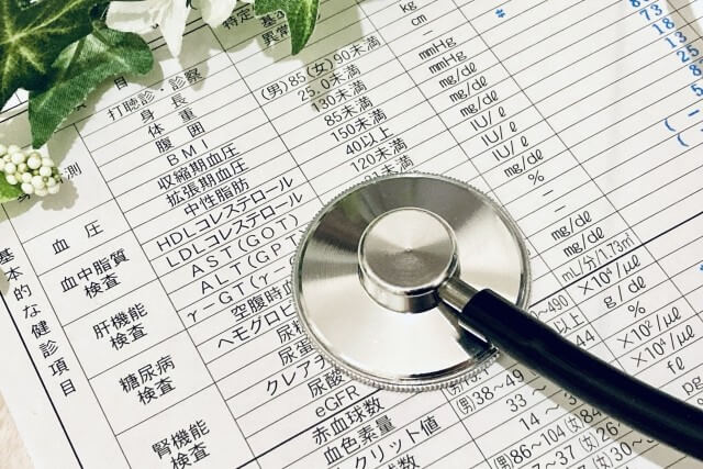 診断書の上に置かれた聴診器